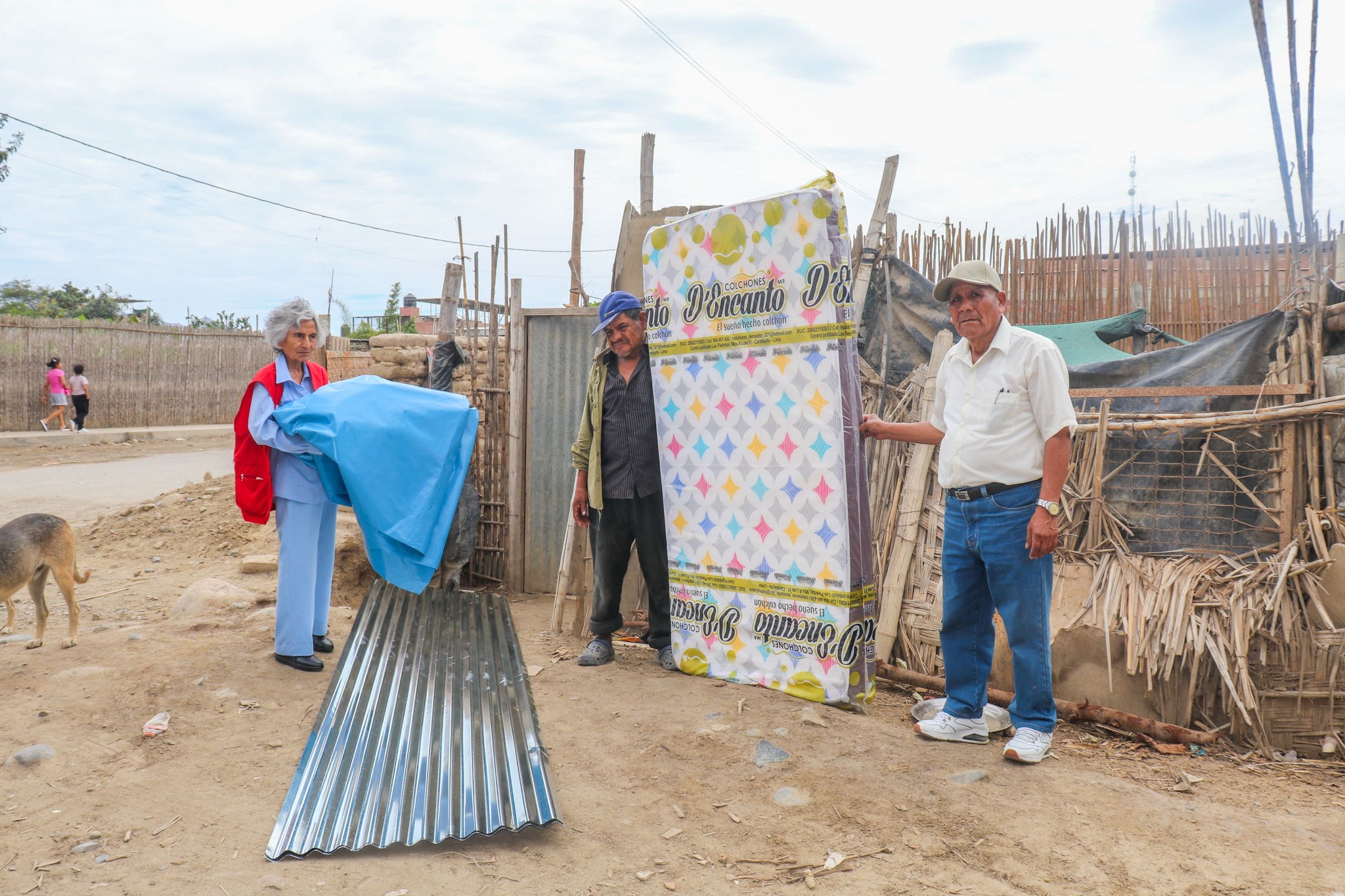 Adulto mayor de la capital Nepeña recibe ayuda para mejorara su vivienda que fue afectada por las lluvias