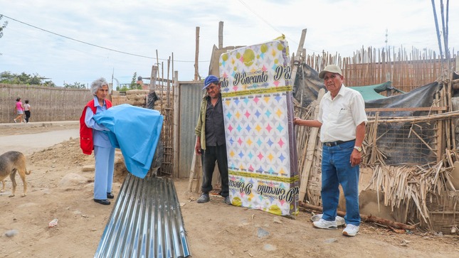 Adulto mayor de la capital Nepeña recibe ayuda para mejorara su vivienda que fue afectada por las lluvias