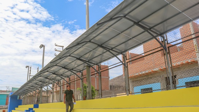 Cambio de la cobertura de policarbonato y mantenimiento de su estructura metálica