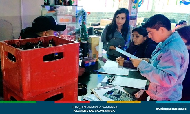 La Municipalidad Provincial de Cajamarca refuerza su compromiso con la seguridad ciudadana y el cumplimiento de la ley, realizando constantes operativos en locales nocturnos. Durante estas fiestas de fin de aรฑo, se clausuraron temporalmente:
๐ซ ๐ก๐ถ๐ด๐ต๐ ๐๐น๐๐ฏ ๐ฃ๐น๐ฎ๐ ๐๐ผ๐ (๐๐บ ๐ฒ, ๐ฐ๐ฎ๐ฟ๐ฟ๐ฒ๐๐ฒ๐ฟ๐ฎ ๐๐ฎ๐ท๐ฎ๐บ๐ฎ๐ฟ๐ฐ๐ฎ โ ๐๐ถ๐๐ฑ๐ฎ๐ฑ ๐ฑ๐ฒ ๐๐ถ๐ผ๐).
๐ซ ๐ฆ๐ฎ๐น๐ผ๐ป๐ฒ๐ ๐ฉ๐ถ๐น๐น๐ฎ ๐ ๐ฎ๐ฟรญ๐ฎ (๐๐ฟ. ๐๐ผ๐ฟ๐ด๐ฒ ๐๐ตรก๐๐ฒ๐ ๐กยฐ ๐ฏ๐ฎ๐ฑ), ๐พ๐๐ฒ ๐ผ๐ฝ๐ฒ๐ฟ๐ฎ๐ฏ๐ฎ ๐ฐ๐ผ๐บ๐ผ ๐๐ฎ๐นรณ๐ป ๐ฑ๐ฒ ๐ฒ๐๐ฒ๐ป๐๐ผ๐ ๐ฝ๐ฒ๐๐ฒ ๐ฎ ๐๐ ๐น๐ถ๐ฐ๐ฒ๐ป๐ฐ๐ถ๐ฎ ๐ฑ๐ฒ ๐ฟ๐ฒ๐๐๐ฎ๐๐ฟ๐ฎ๐ป๐๐ฒ.
๐ซ ๐๐ฎ๐ฟ-๐๐ฎ๐ป๐๐ถ๐ป๐ฎ ๐ญ๐ผ๐ป๐ฎ ๐ฑ๐ฒ ๐๐ป๐ณ๐ถ๐ฒ๐น๐ฒ๐ (๐๐ฟ. ๐ฆ๐๐น๐น๐ฎ๐ป๐ฎ ๐กยฐ ๐ญ๐ฎ๐ฎ).
Estas acciones se deben a la falta de cumplimiento de normas de zonificaciรณn, licencias de funcionamiento y la certificaciรณn ITSE, esenciales para garantizar la seguridad de los ciudadanos.
