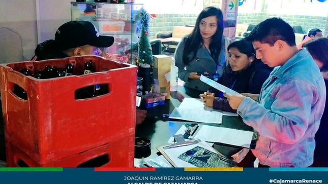 La Municipalidad Provincial de Cajamarca refuerza su compromiso con la seguridad ciudadana y el cumplimiento de la ley, realizando constantes operativos en locales nocturnos. Durante estas fiestas de fin de año, se clausuraron temporalmente:
🚫 𝗡𝗶𝗴𝗵𝘁 𝗖𝗹𝘂𝗯 𝗣𝗹𝗮𝘆 𝗕𝗼𝘆 (𝗞𝗺 𝟲, 𝗰𝗮𝗿𝗿𝗲𝘁𝗲𝗿𝗮 𝗖𝗮𝗷𝗮𝗺𝗮𝗿𝗰𝗮 – 𝗖𝗶𝘂𝗱𝗮𝗱 𝗱𝗲 𝗗𝗶𝗼𝘀).
🚫 𝗦𝗮𝗹𝗼𝗻𝗲𝘀 𝗩𝗶𝗹𝗹𝗮 𝗠𝗮𝗿í𝗮 (𝗝𝗿. 𝗝𝗼𝗿𝗴𝗲 𝗖𝗵á𝘃𝗲𝘇 𝗡° 𝟯𝟮𝟱), 𝗾𝘂𝗲 𝗼𝗽𝗲𝗿𝗮𝗯𝗮 𝗰𝗼𝗺𝗼 𝘀𝗮𝗹ó𝗻 𝗱𝗲 𝗲𝘃𝗲𝗻𝘁𝗼𝘀 𝗽𝗲𝘀𝗲 𝗮 𝘀𝘂 𝗹𝗶𝗰𝗲𝗻𝗰𝗶𝗮 𝗱𝗲 𝗿𝗲𝘀𝘁𝗮𝘂𝗿𝗮𝗻𝘁𝗲.
🚫 𝗕𝗮𝗿-𝗖𝗮𝗻𝘁𝗶𝗻𝗮 𝗭𝗼𝗻𝗮 𝗱𝗲 𝗜𝗻𝗳𝗶𝗲𝗹𝗲𝘀 (𝗝𝗿. 𝗦𝘂𝗹𝗹𝗮𝗻𝗮 𝗡° 𝟭𝟮𝟮).
Estas acciones se deben a la falta de cumplimiento de normas de zonificación, licencias de funcionamiento y la certificación ITSE, esenciales para garantizar la seguridad de los ciudadanos.