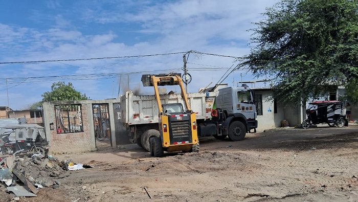 Ayuda en limpieza y recojo de materiales arruinados