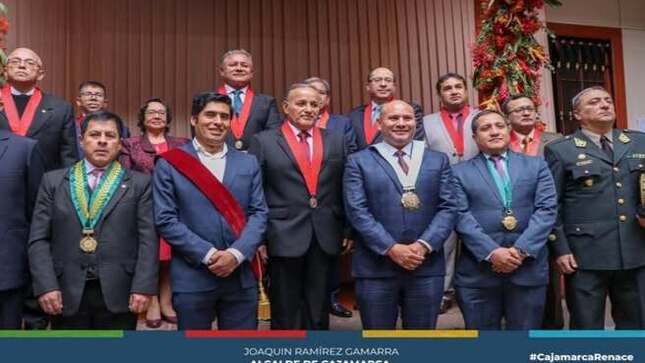 El alcalde provincial de Cajamarca, Joaquín Ramírez Gamarra, participó en la ceremonia oficial de apertura del Año Judicial y Fiscal 2025-2026, un evento clave que reunió a autoridades locales y nacionales. La actividad marcó el inicio formal de los procesos judiciales y fiscales, y contó con la juramentación de los nuevos presidentes de la Corte Superior de Justicia de Cajamarca y la Junta de Fiscales.
La presencia del alcalde resalta la importancia de la cooperación entre las autoridades locales y los órganos judiciales y fiscales para fortalecer el desarrollo de Cajamarca.