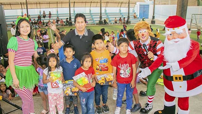 Alcalde de Huarmey celebra navidad en el asentamiento humano la Victoria.