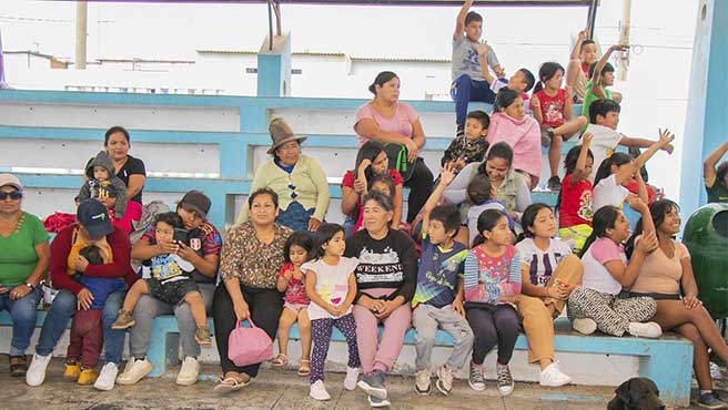 Alcalde de Huarmey celebra navidad en el asentamiento humano la Victoria.