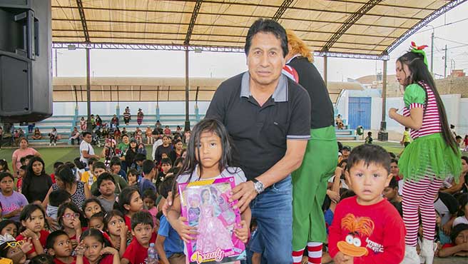 Alcalde de Huarmey celebra navidad en el asentamiento humano la Victoria.