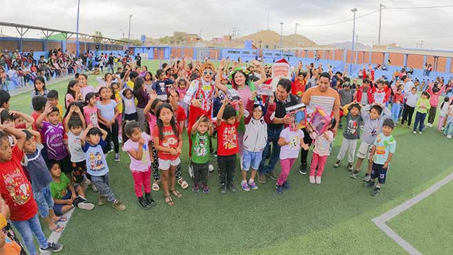 Alcalde de Huarmey lleva alegría y regalos a niños del Asentamiento Humano Santo Domingo