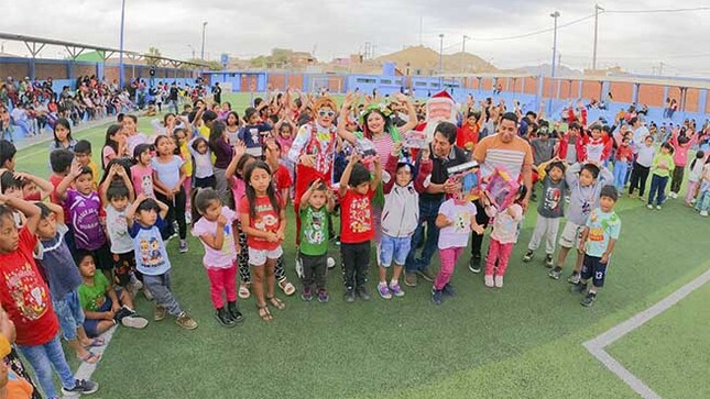 Alcalde de Huarmey lleva alegría y regalos a niños del Asentamiento Humano Santo Domingo