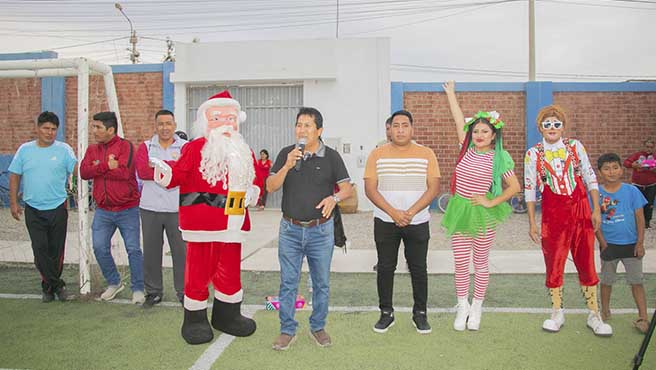 Alcalde de Huarmey lleva alegría y regalos a niños del Asentamiento Humano Santo Domingo