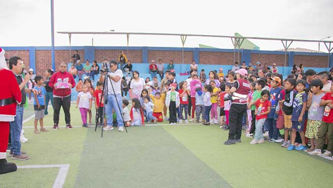 Alcalde de Huarmey lleva alegría y regalos a niños del Asentamiento Humano Santo Domingo