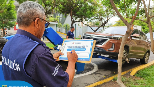 El equipo de Fiscalización inspecciona constantemente las calles de Jesús María para retirar autos abandonados y mal estacionados, con el objetivo de tener un distrito más seguro y ordenado. ✨
Exhortamos a vecinos y visitantes a cumplir con las normas de tránsito y así evitar el pago de multas y el envío de su vehículo al depósito municipal.