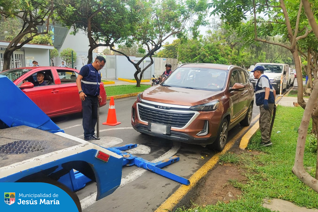 El equipo de Fiscalización inspecciona constantemente las calles de Jesús María para retirar autos abandonados y mal estacionados, con el objetivo de tener un distrito más seguro y ordenado. ✨
Exhortamos a vecinos y visitantes a cumplir con las normas de tránsito y así evitar el pago de multas y el envío de su vehículo al depósito municipal.