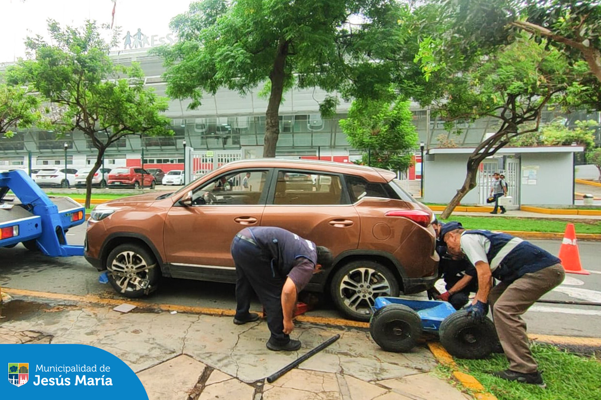 El equipo de Fiscalización inspecciona constantemente las calles de Jesús María para retirar autos abandonados y mal estacionados, con el objetivo de tener un distrito más seguro y ordenado. ✨
Exhortamos a vecinos y visitantes a cumplir con las normas de tránsito y así evitar el pago de multas y el envío de su vehículo al depósito municipal.