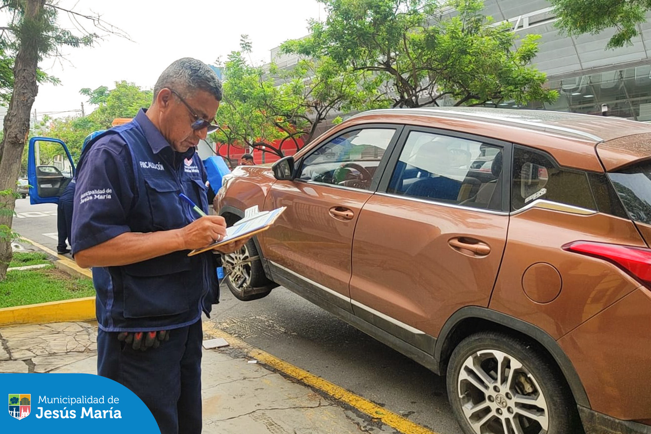El equipo de Fiscalización inspecciona constantemente las calles de Jesús María para retirar autos abandonados y mal estacionados, con el objetivo de tener un distrito más seguro y ordenado. ✨
Exhortamos a vecinos y visitantes a cumplir con las normas de tránsito y así evitar el pago de multas y el envío de su vehículo al depósito municipal.