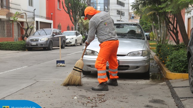 Nuestro equipo de Limpieza Pública realiza constantemente barridos y recolección de hojas en diversas zonas de Jesús María. 🌱 ¡Cada semana, trabajamos con dedicación en el distrito para mantener nuestras calles impecables!. ✨
Un entorno limpio es sinónimo de bienestar para todos. 