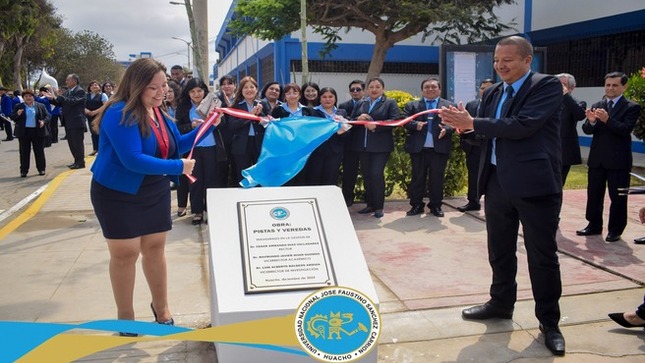 Con el izamiento del pabellón nacional, la Universidad Nacional José Faustino Sánchez Carrión culminó sus actividades por el 56° aniversario de su creación institucional.