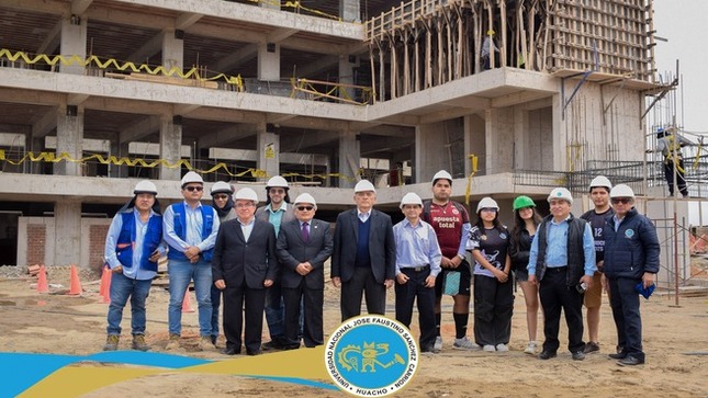 Con motivo de su vigésimo aniversario institucional, estudiantes, docentes y personal administrativo, se dieron cita en la construcción de lo que será su futuro pabellón.