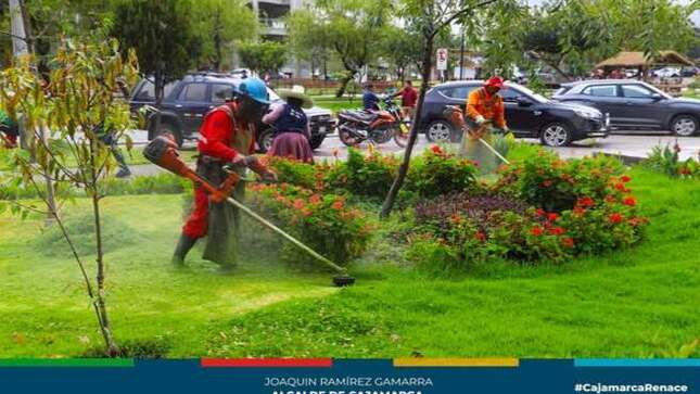 Con un compromiso inquebrantable hacia el cuidado de los espacios públicos, el equipo de Parques y Jardines de la Gerencia de Desarrollo Ambiental, a través de la Subgerencia de Gestión Ambiental, realizó el mantenimiento de las áreas verdes del emblemático Complejo Qhapaq Ñan.
Este grupo de trabajadores, conocidos por su dedicación y minuciosidad, llevó a cabo labores de poda de césped y mantenimiento de jardines, devolviendo vida y color a este importante espacio cultural y turístico.
Gracias a su arduo trabajo, el Complejo Qhapaq Ñan no solo conserva su atractivo visual, sino que también se reafirma como un lugar acogedor para la comunidad y los visitantes. 
¡𝗖𝗼𝗻 𝗝𝗼𝗮𝗾𝘂𝗶𝗻 𝗥𝗮𝗺í𝗿𝗲𝘇,  𝗖𝗮𝗷𝗮𝗺𝗮𝗿𝗰𝗮 𝗥𝗲𝗻𝗮𝗰𝗲! 