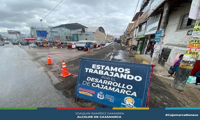 La Municipalidad Provincial de Cajamarca, liderada por el alcalde Joaquín Ramírez Gamarra, tomó acción firme: retiró el asfalto defectuoso de la Av. San Martín (entre las avenidas Atahualpa y Héroes de Cenepa) tras rescindir el contrato con la empresa contratista debido a serias deficiencias en la ejecución del proyecto.
Con maquinaria pesada y compromiso con los ciudadanos, la Subgerencia de Caminos inició el retiro de la carpeta asfáltica, dando paso a una nueva etapa en la que se contratará a una empresa que cumpla con las exigencias técnicas y garantice una obra de calidad, pensada para transportistas y vecinos.
Esta medida, anunciada por el alcalde durante la ceremonia del 171° Aniversario de la Creación del Departamento de Cajamarca el pasado 3 de enero, demuestra el compromiso de la gestión con un trabajo transparente y orientado a recuperar el tránsito seguro y eficiente en esta importante vía.
¡𝗖𝗼𝗻 𝗝𝗼𝗮𝗾𝘂𝗶𝗻 𝗥𝗮𝗺í𝗿𝗲𝘇, 𝗖𝗮𝗷𝗮𝗺𝗮𝗿𝗰𝗮 𝗥𝗲𝗻𝗮𝗰𝗲! 💪