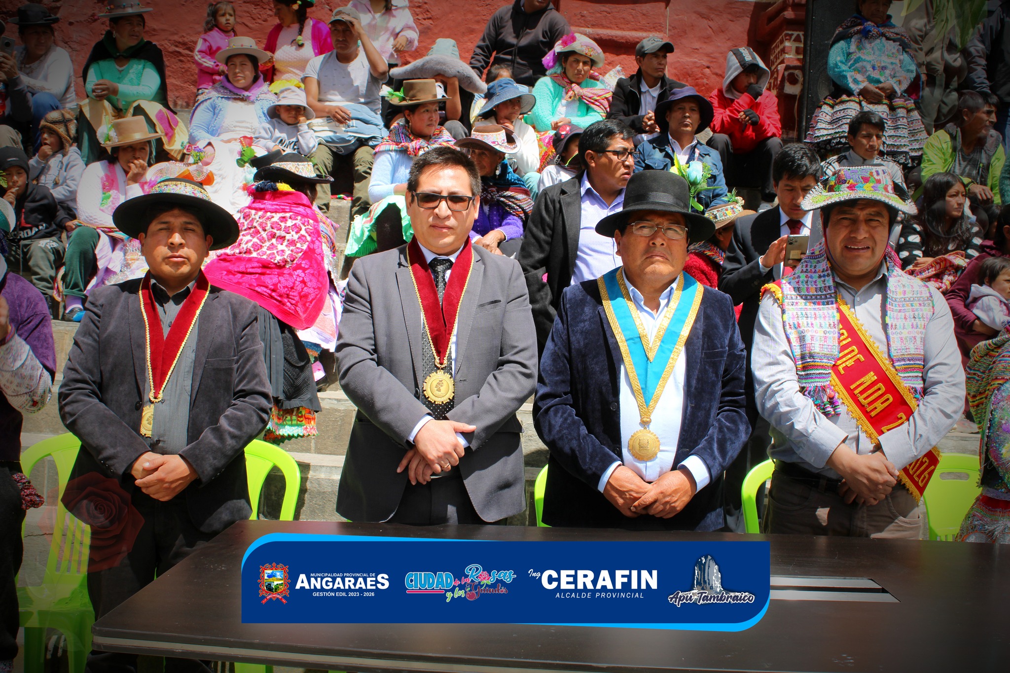 * El alcalde de la Municipalidad Provincial de Angaraes, Ing. Cerafin Ramos Rojas, participó en la ceremonia del 80.° aniversario de creación política del distrito de Anchonga.
* Actividad que dio inicio con la misa Tedeum y ceremonia protocolar en la plaza principal del distrito; además, fue un momento propicio para articular y fortalecer lazos entre instituciones para promover el desarrollo y la integración.
* En su participación, la autoridad edil provincial hizo la entrega de 40 títulos de propiedad y expresó sus más sinceras felicitaciones a los anchonguinos, así como para augurar el mayor de los éxitos en su gestión al señor alcalde Valentín Enriquez Urbina.