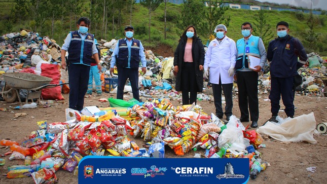 🔵Hoy lunes 6 de enero, la Subgerencia de Comercialización procedió con la desnaturalización de los productos decomisados, que incluían galletas, chocolates, jugos, gaseosas, panetones, dulces, fideos, conservas, pastas frescas, lácteos, snacks y panificados enmohecidos, entre otros, productos que fueron decomisados por fiestas de fin de año. 
🔵La Municipalidad agradeció el esfuerzo del personal de la Subgerencia de Comercialización, así como la colaboración de la fiscalía y los vecinos que fueron testigos de esta acción.
🔵Finalmente, recordó a los ciudadanos que, si encuentran productos vencidos en locales comerciales, pueden dirigirse a la Oficina de Comercialización o comunicarse al N° 961610964 para realizar los reportes correspondientes.