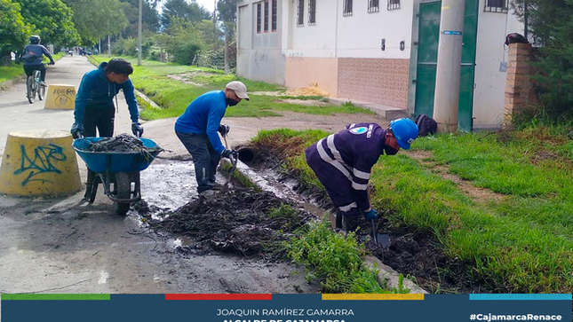 ✅Comprometidos con el bienestar de la ciudad y la mejora de espacios públicos, la Gerencia de Desarrollo Ambiental de la Municipalidad Provincial de Cajamarca llevó a cabo esta mañana la limpieza de cunetas en la Av. Atahualpa.
✔El trabajo se realizó desde el puente Maschcón hasta la puerta principal del Instituto Tecnológico, asegurando el correcto flujo de aguas pluviales y evitando acumulaciones que puedan generar focos de contaminación o deterioro de la infraestructura vial.
✅Esta acción forma parte de las labores permanentes de mantenimiento que impulsa la Subgerencia de Gestión Integral de Residuos Sólidos, en coordinación con el equipo de limpieza pública, para garantizar una ciudad más ordenada, limpia y saludable.
 #CajamarcaRenace #GDACajamarca
