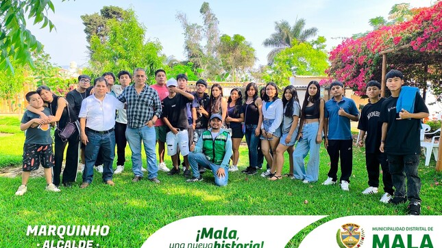 La Municipalidad Distrital de Mala, a través de la Subgerencia de Servicios Municipales y Gestión Ambiental en el marco del Programa Municipal #EDUCCA con el apoyo del "Restaurante Hotel La Huaca de Mala" realizó con éxito la entrega del premio del almuerzo grupal a los alumnos del salón ganador del Concurso Escolar "𝐌𝐈 𝐏𝐑𝐎𝐌𝐎 𝐑𝐄𝐂𝐈𝐂𝐋 𝟐𝟎𝟐𝟒", concurso que consistió en la recolección de botellas de plástico por alumnos que están ejerciendo el último año de estudio de nivel secundario de las instituciones educativas públicas. 
Donde el objetivo principal fue promover la conciencia ambiental y el desarrollo sostenible entre los estudiantes del distrito de Mala mediante la participación activa en actividades de reciclaje y manejo adecuado de botellas de plástico. Siendo ganadora el aula de 5° "E" bajo la tutoría del docente Andrés Quilca Tarque; jefe de laboratorio de la IE Dionisio Manco Campos, tras recaudar un total de 1,480 botellas de plástico entre todos sus alumnos.
Dónde posterior al almuerzo se dio una visita al Mini granja y demás instalaciones del lugar, como también de la charla empresarial orientativa por parte del fundador y dueño, para que los alumnos se motiven en seguir con sus estudios superiores tras culminar su etapa escolar.
"𝑷𝒐𝒓 𝒖𝒏𝒂 𝒏𝒖𝒆𝒗𝒂 𝒉𝒊𝒔𝒕𝒐𝒓𝒊𝒂 𝒓𝒆𝒄𝒊𝒄𝒍𝒂𝒎𝒐𝒔 𝒉𝒐𝒚, 𝒑𝒂𝒓𝒂 𝒖𝒏 𝒅𝒊𝒔𝒕𝒓𝒊𝒕𝒐 𝒎𝒆𝒋𝒐𝒓"
#𝙈𝙖𝙡𝙖, 𝙪𝙣𝙖 𝙣𝙪𝙚𝙫𝙖 𝙝𝙞𝙨𝙩𝙤𝙧𝙞𝙖 