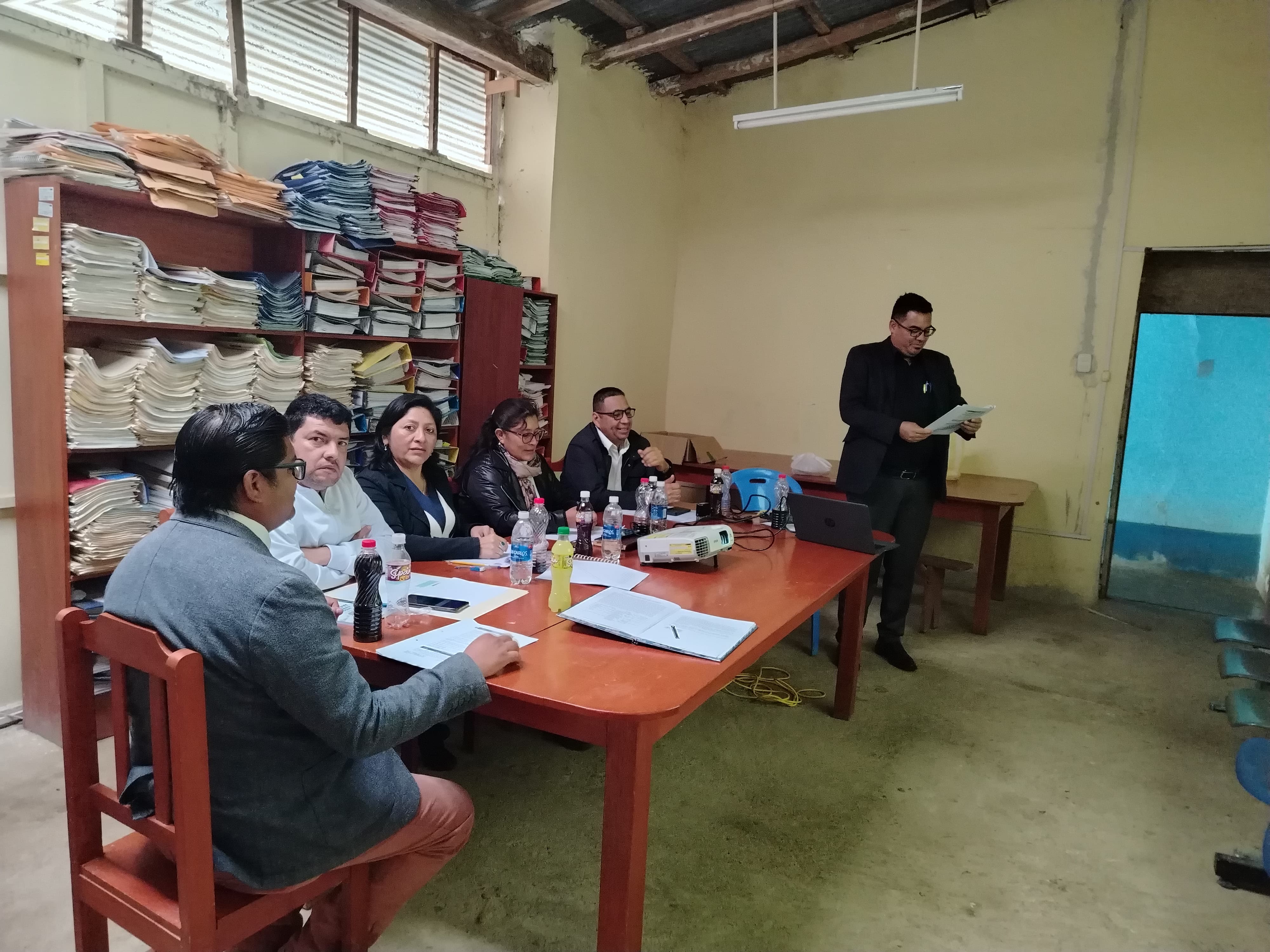 Tras una larga evaluación y - teniendo en cuenta la guía de orientaciones para el reporte, evaluación y reconocimiento de Logros Ambientales de las II.EE públicas y privadas de la educación básica para el año 2024 - el equipo evaluador de la UGEL Huarmaca le otorgó el mayor puntaje a la I.E. inicial N.º 741 del caserío La Rinconada, la cual representará a la UGEL Huarmaca en la etapa regional.
Según el reporte alcanzado por la DRE Piura mediante el aplicativo Power Bi, cumplieron con reportar 237, quedando como omisos un total de 114, cuyos directores no cumplieron con la información requerida. Asimismo, cabe precisar que la UGEL Huarmaca cuenta con 351 servicios educativos de los cuales: en EBR tiene 110 de inicial, 180 de primaria, 60 de secundaria y en EBA tiene un servicio educativo).
Según informó el especialista Ambiental de la UGEL Huarmaca, Yimi Saona, de los 237 que realizaron el reporte, 66 servicios educativos fueron considerados como logros destacados. Es así que de esos 66, el especialista seleccionó a 10 servicios educativos que cumplieron con las consideraciones mínimas que se encuentran al interior de la guía de orientaciones, los que posteriormente fueron evaluados por un equipo de profesionales con la finalidad de tener a un solo ganador.
Es necesario mencionar que, el equipo evaluador estuvo conformado por los especialistas en educación de la UGEL Huarmaca, Prof. Jaime Correa Manrique y Prof. Mirian Quesquén Chimpen, además del coordinador de Prevaed, Ing. Ángel Guevara Acosta. Asimismo, se contó con la presencia de representantes de dos Instituciones externas, se trata de la Ing. Ana Melendres Rojas, representante de la Gerencia de Desarrollo Económico y Gestión Ambiental de la Municipalidad Distrital de Huarmaca y el Blgo. Johan Alvarado Zapata, representante de la Micro Red de Salud de Huarmaca.
El reporte de logros ambientales es una herramienta para medir el nivel de logros ambientales de las instituciones educativas en el país, además es una oportunidad para informar las acciones de educación ambiental que se desarrollaron durante el año escolar.