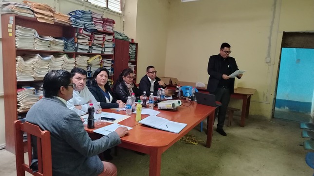 Tras una larga evaluación y - teniendo en cuenta la guía de orientaciones para el reporte, evaluación y reconocimiento de Logros Ambientales de las II.EE públicas y privadas de la educación básica para el año 2024 - el equipo evaluador de la UGEL Huarmaca le otorgó el mayor puntaje a la I.E. inicial N.º 741 del caserío La Rinconada, la cual representará a la UGEL Huarmaca en la etapa regional.

Según el reporte alcanzado por la DRE Piura mediante el aplicativo Power Bi, cumplieron con reportar 237, quedando como omisos un total de 114, cuyos directores no cumplieron con la información requerida. Asimismo, cabe precisar que la UGEL Huarmaca cuenta con 351 servicios educativos de los cuales: en EBR tiene 110 de inicial, 180 de primaria, 60 de secundaria y en EBA tiene un servicio educativo). 

Según informó el especialista Ambiental de la UGEL Huarmaca, Yimi Saona, de los 237 que realizaron el reporte, 66 servicios educativos fueron considerados como logros destacados. Es así que de esos 66, el especialista seleccionó a 10 servicios educativos que cumplieron con las consideraciones mínimas que se encuentran al interior de la guía de orientaciones, los que posteriormente fueron evaluados por un equipo de profesionales con la finalidad de tener a un solo ganador.

Es necesario mencionar que, el equipo evaluador estuvo conformado por los especialistas en educación de la UGEL Huarmaca, Prof. Jaime Correa Manrique y Prof. Mirian Quesquén Chimpen, además del coordinador de Prevaed, Ing. Ángel Guevara Acosta. Asimismo, se contó con la presencia de representantes de dos Instituciones externas, se trata de la Ing. Ana Melendres Rojas, representante de la Gerencia de Desarrollo Económico y Gestión Ambiental de la Municipalidad Distrital de Huarmaca y el Blgo. Johan Alvarado Zapata, representante de la Micro Red de Salud de Huarmaca.

El reporte de logros ambientales es una herramienta para medir el nivel de logros ambientales de las instituciones educativas en el país, además es una oportunidad para informar las acciones de educación ambiental que se desarrollaron durante el año escolar.
