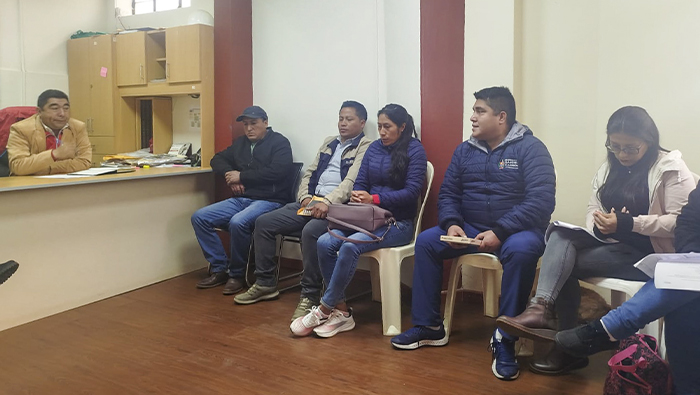Imagen de la reunión con personal de la RISSC y de la municipalidad de Marcabal.