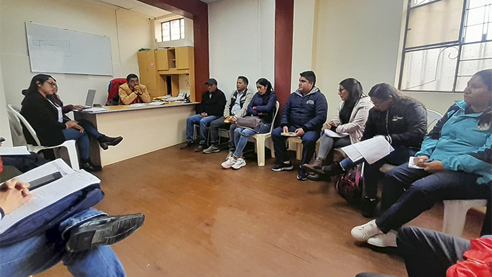 Imagen de la reunión con personal de la RISSC y de la municipalidad de Marcabal.