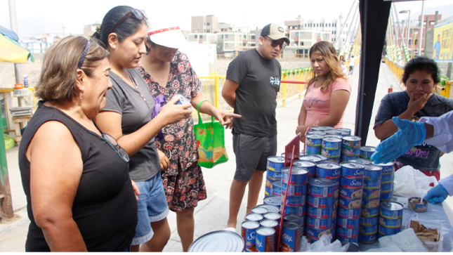 Durante este evento, nuestros vecinos tuvieron la valiosa oportunidad de adquirir pescado fresco de la especie Bonito, así como una amplia variedad de conservas de atún, todo ello a precios promocionales diseñados para beneficiar la economía familiar.
Esta iniciativa no solo busca fomentar el consumo de alimentos saludables y ricos en nutrientes, esenciales para una dieta equilibrada, sino también fortalecer la conexión entre los productores pesqueros y los consumidores locales.