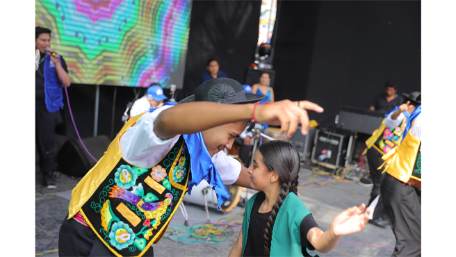 El evento, que tuvo una duración de más de 10 horas, fue un espectáculo inolvidable que incluyó la presentación de reconocidos artistas y agrupaciones como los Hermanos Yaipén, Barrio Fino Orquesta, Nano Morris (imitador de Fer de Maná en Yo Soy), La Novísima, Las Mojarras, Suu Rabanal, Tazmania, Tributo Única Tropical y el talentoso Duo Ayacucho. Además, disfrutamos de un show infantil lleno de magia para los más pequeños, una emotiva participación de nuestros adultos mayores y la destacada actuación del elenco municipal.
Nuestro alcalde, Richard Soria, expresó su más sincero agradecimiento a todos los vecinos agustinianos que se unieron a esta celebración, reafirmando su compromiso de seguir trabajando arduamente para mejorar nuestro distrito. Prometió continuar trayendo más novedades y sorpresas para el bienestar y disfrute de nuestra comunidad.