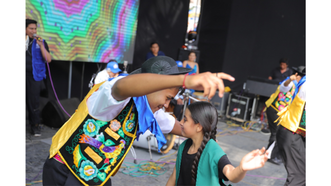 El evento, que tuvo una duración de más de 10 horas, fue un espectáculo inolvidable que incluyó la presentación de reconocidos artistas y agrupaciones como los Hermanos Yaipén, Barrio Fino Orquesta, Nano Morris (imitador de Fer de Maná en Yo Soy), La Novísima, Las Mojarras, Suu Rabanal, Tazmania, Tributo Única Tropical y el talentoso Duo Ayacucho. Además, disfrutamos de un show infantil lleno de magia para los más pequeños, una emotiva participación de nuestros adultos mayores y la destacada actuación del elenco municipal.
Nuestro alcalde, Richard Soria, expresó su más sincero agradecimiento a todos los vecinos agustinianos que se unieron a esta celebración, reafirmando su compromiso de seguir trabajando arduamente para mejorar nuestro distrito. Prometió continuar trayendo más novedades y sorpresas para el bienestar y disfrute de nuestra comunidad.