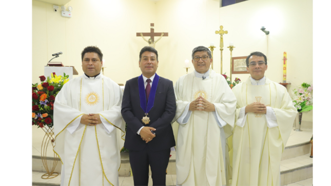 El alcalde, Richard Soria, participó en esta ceremonia especial, acompañado por regidores, autoridades del distrito, funcionarios municipales, dirigentes vecinales y un número  significativo de vecinos que se unieron para compartir este momento de reflexión y gratitud.
La ceremonia religiosa tuvo lugar en la Parroquia Virgen de Nazaret, un espacio emblemático de nuestra comunidad que invita a la espiritualidad y la introspección. 