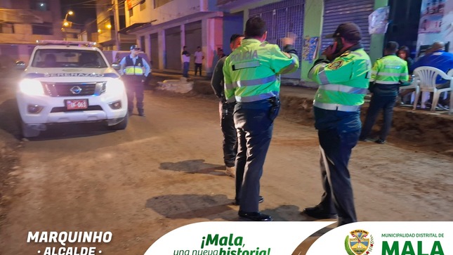 En un esfuerzo por garantizar el orden y la tranquilidad en nuestras calles, la Subgerencia de Seguridad Ciudadana, en coordinación con la Policía Nacional del Perú (PNP), realizó un operativo exitoso en puntos críticos del distrito. Durante la intervención, se identificó y retuvo a tres personas de nacionalidad venezolana que ejercían el comercio sexual en áreas públicas como la Calle Marchand, Los Paltos, la Plaza Artadi y el Jr. Real.
Estas acciones tienen como objetivo recuperar espacios públicos para la comunidad, prevenir situaciones de riesgo y reforzar la seguridad de nuestros vecinos. Seguiremos trabajando de manera articulada para promover un entorno seguro y ordenado para todos.
👁️‍🗨️ Tu colaboración es clave: Si tienes información sobre actividades sospechosas, comunícate al 📞 #946 850 835 - #946 855 065.
¡Juntos construimos un distrito más seguro! 🛡️
#𝙈𝙖𝙡𝙖, 𝙪𝙣𝙖 𝙣𝙪𝙚𝙫𝙖 𝙝𝙞𝙨𝙩𝙤𝙧𝙞𝙖 🌄