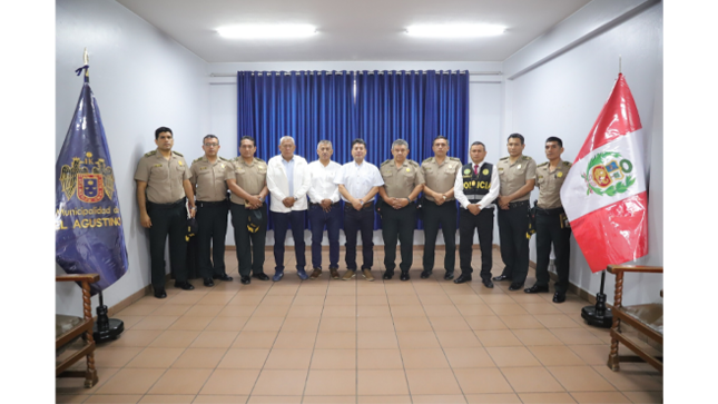 En esta reunión participaron:
- Crnl. PNP José Franco Martínez, Jefe de la Divpol Centro 2.
- Cmdte. PNP Max Luyo Laya, Jefe de la DIPINCRI El Agustino.
- Cmdte. PNP Roger Terrones Chávez, Comisaria de EL Agustino
- Mayor PNP Luis Guillén, Comisaría de Villa Hermosa.
- Mayor PNP Gerber Gonzáles Hurtado, Comisaría de Santoyo.
- Mayor PNP William Dávila Reid, Comisaría de San Cayetano.
- Mayor PNP William Sulca Lagos, Comisaría de Yerbateros.
- Mayor PNP Jhon Rojas Palacios.
Durante el encuentro, el alcalde Richard Soria destacó las acciones conjuntas realizadas, como la recuperación de espacios públicos, el control de mototaxis informales, operativos contra la prostitución, controles de identidad, entre otros temas, comprometiéndose a seguir reforzando estas labores.
Serenazgo y la Policía Nacional trabajarán codo a codo por la seguridad y bienestar de todos los vecinos de nuestro querido distrito.
