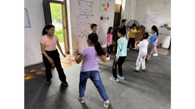 Este verano, tus hijos podrán explorar el fascinante mundo del teatro, potenciando su expresión, confianza y trabajo en equipo. Además, combinamos actividades creativas con dinámicas de aprendizaje en un entorno divertido. 
