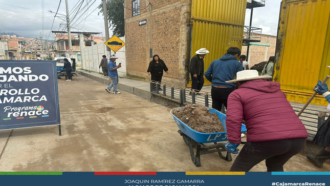✅Esta mañana, el equipo de limpieza pública de la Municipalidad Provincial de Cajamarca se puso en acción para devolverle el brillo al Jr. La Justicia y la Av. Universitaria. Con escobas, herramientas y mucho entusiasmo, realizaron labores de limpieza y deshierbo, transformando estos espacios en áreas más seguras y agradables para todos.
✔Estas acciones, lideradas por la Gerencia de Desarrollo Ambiental, no solo mejoran el entorno urbano, sino que también reflejan el compromiso de construir una ciudad más limpia, verde y sostenible.
#CajamarcaRenace #GDACajamarca