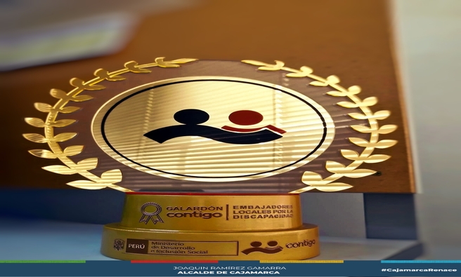 La Municipalidad Provincial de Cajamarca recibió el galardón Contigo “Embajadores Locales por la Discapacidad” de parte del Ministerio de Inclusión y Desarrollo Social, MIDIS, en reconocimiento al cumplimiento de metas a favor de las personas con discapacidad.
Este reconocimiento otorgado a la Municipalidad Provincial de Cajamarca, obedece al trabajo desarrollado por la Gerencia de Desarrollo Social, a través de la Oficina Municipal de Atención a la Persona con Discapacidad, OMAPED, al desarrollar actividades importantes como la permanente capacitación a familiares para el acompañamiento a las personas con discapacidad, así como la incorporación de un mayor número de beneficiarios a los programas CONTIGO
