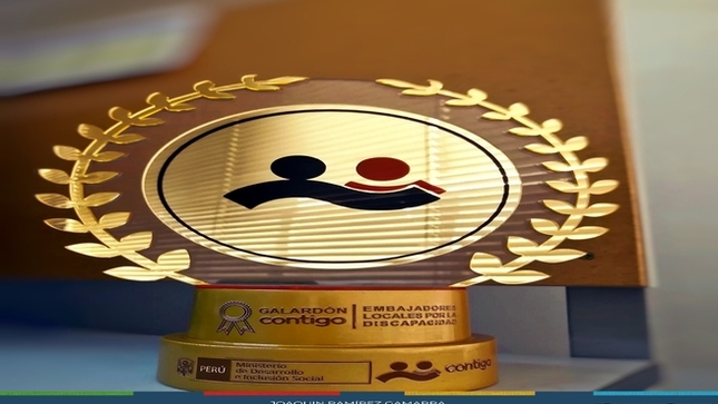 La Municipalidad Provincial de Cajamarca recibió el galardón Contigo “Embajadores Locales por la Discapacidad” de parte del Ministerio de Inclusión y Desarrollo Social, MIDIS, en reconocimiento al cumplimiento de metas a favor de las personas con discapacidad.
Este reconocimiento otorgado a la Municipalidad Provincial de Cajamarca, obedece al trabajo desarrollado por la Gerencia de Desarrollo Social, a través de la Oficina Municipal de Atención a la Persona con Discapacidad, OMAPED, al desarrollar actividades importantes como la permanente capacitación a familiares para el acompañamiento a las personas con discapacidad, así como la incorporación de un mayor número de beneficiarios a los programas CONTIGO