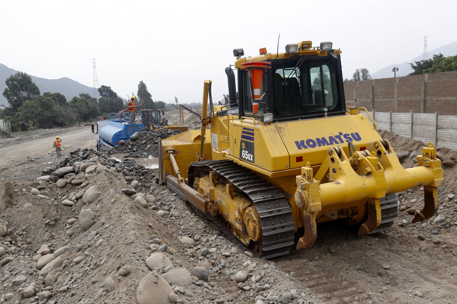 Batallón de Ingeniería del Ejército del Perú trabajando en la autopista Ramiro Prialé