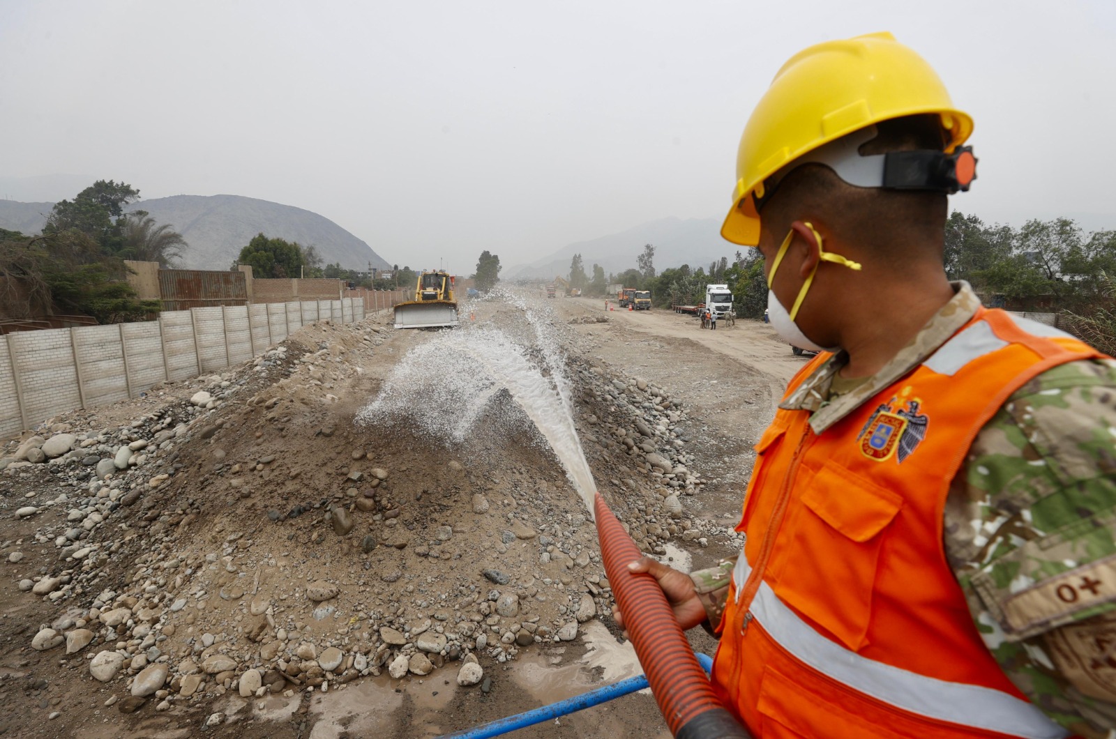 Batallón de Ingeniería del Ejército del Perú trabajando en la autopista Ramiro Prialé
