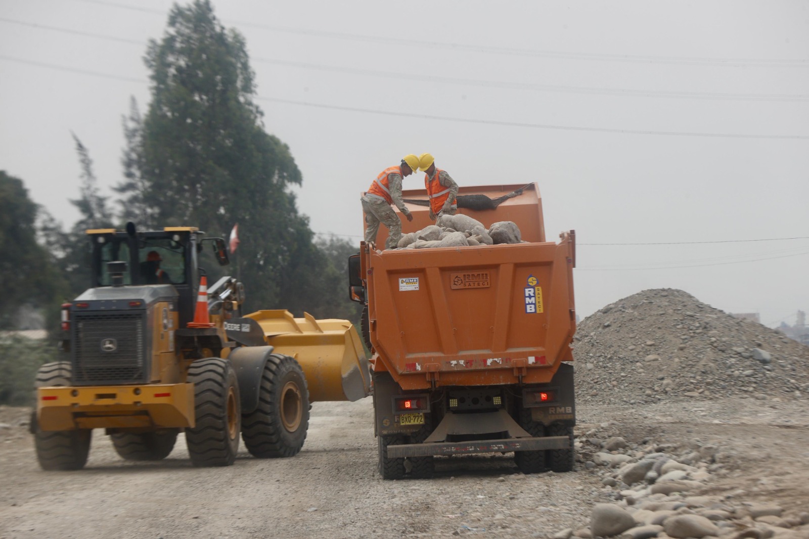 Batallón de Ingeniería del Ejército del Perú trabajando en la autopista Ramiro Prialé