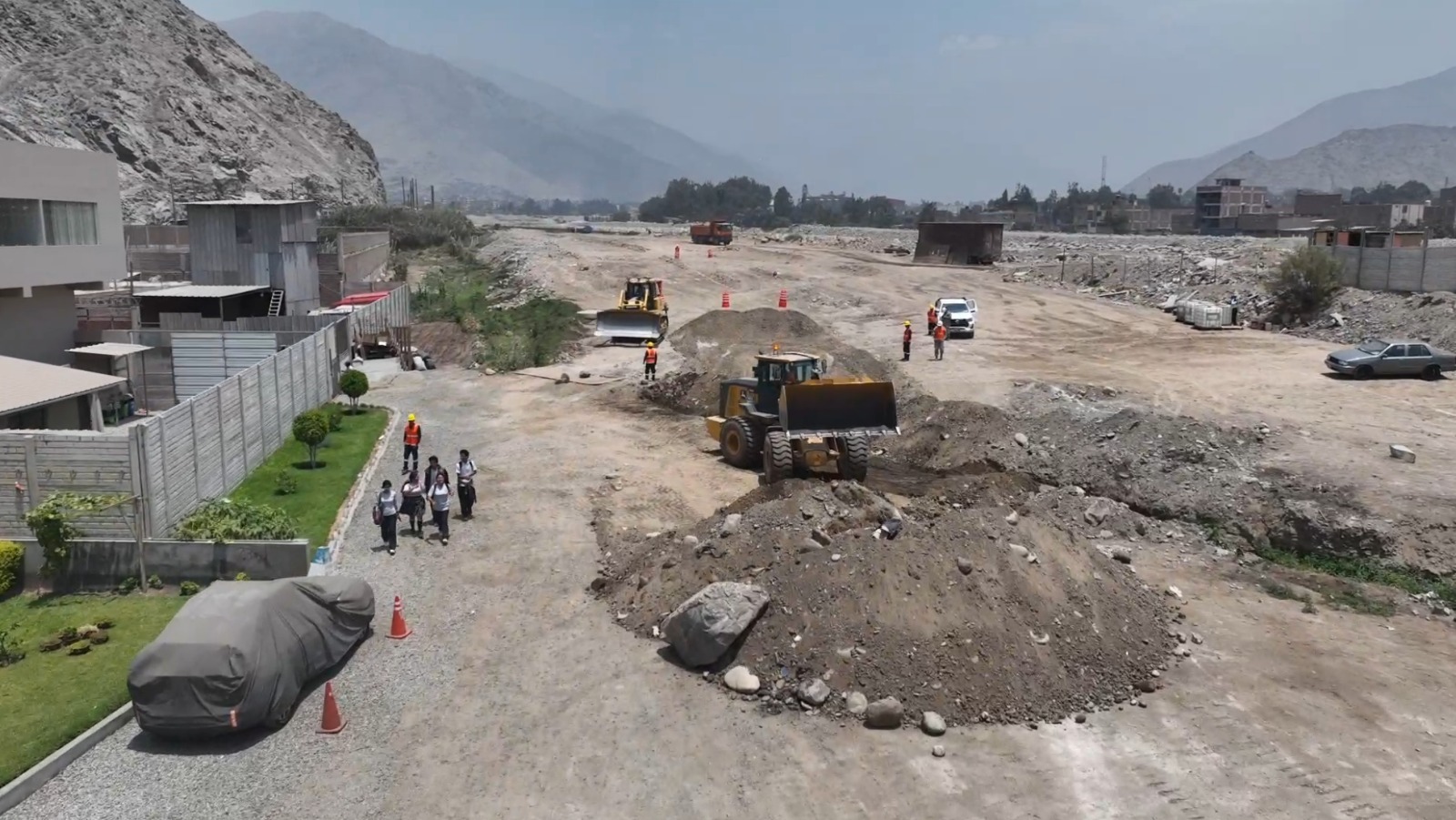 Batallón de Ingeniería del Ejército del Perú trabajando en la autopista Ramiro Prialé