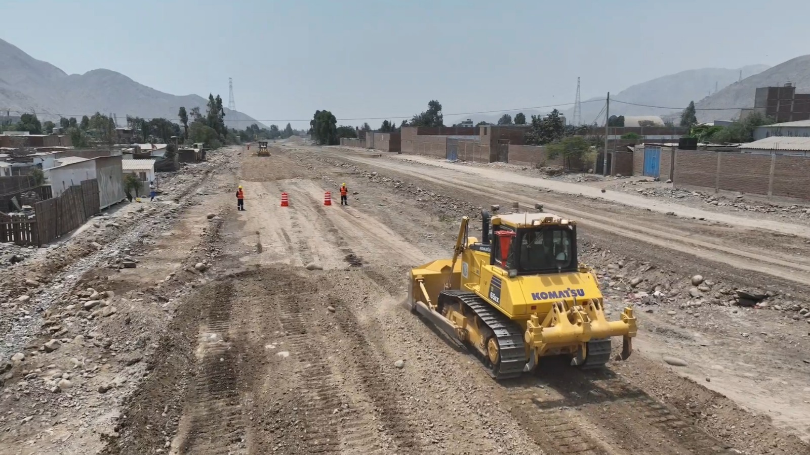 Batallón de Ingeniería del Ejército del Perú trabajando en la autopista Ramiro Prialé