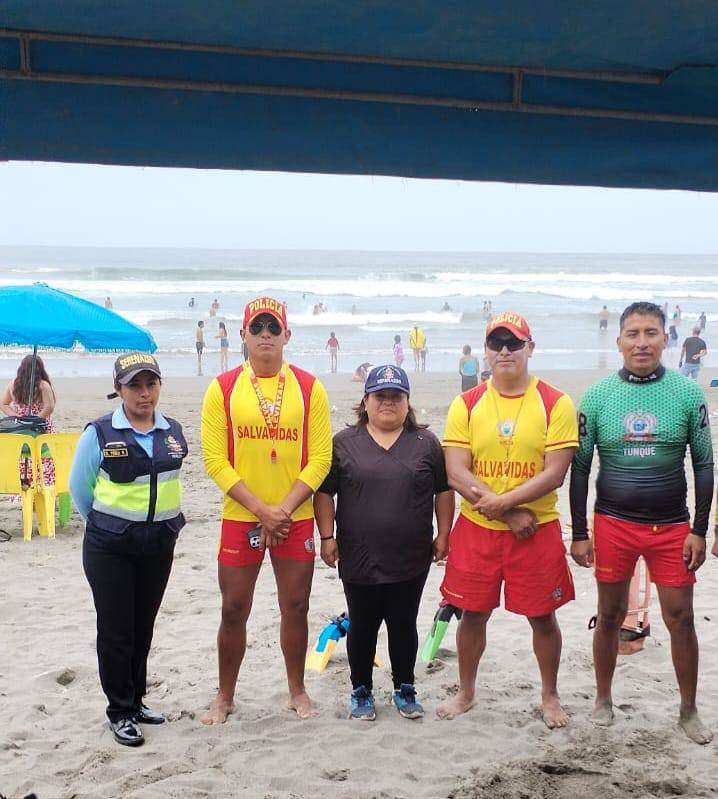 FOTO DE RESCATISTAS PLAYA YAYA.