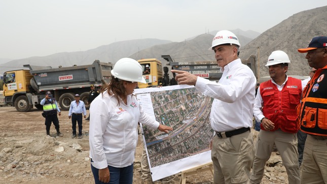 Presidenta Boluarte supervisa acciones de limpieza y descolmatación en las quebradas de Carapongo y California, en Lurigancho