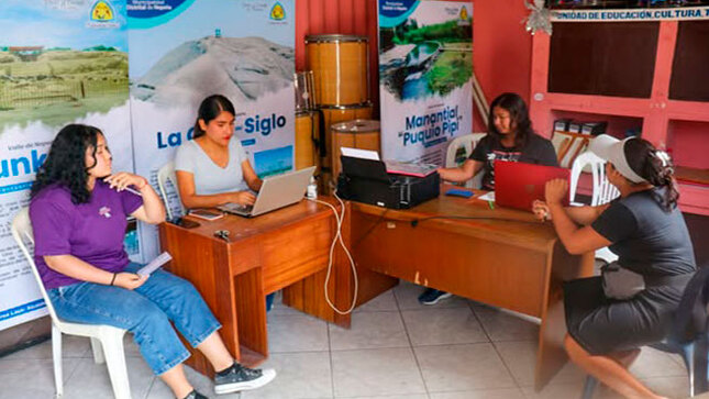 Padres de familia llegan a la oficina DEMUNA de San Jacinto para inscribir a sus hijos en las Vacaciones Útiles 2025