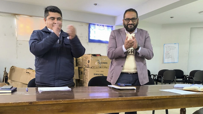 Director ejecutivo de la RIS Sánchez Carrión y alcalde de CHugay celebran la firma de convenio.